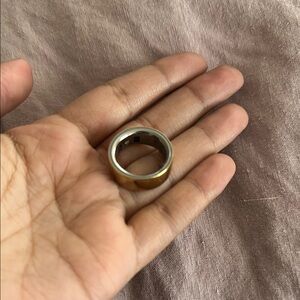Oura 4. Gold ring.